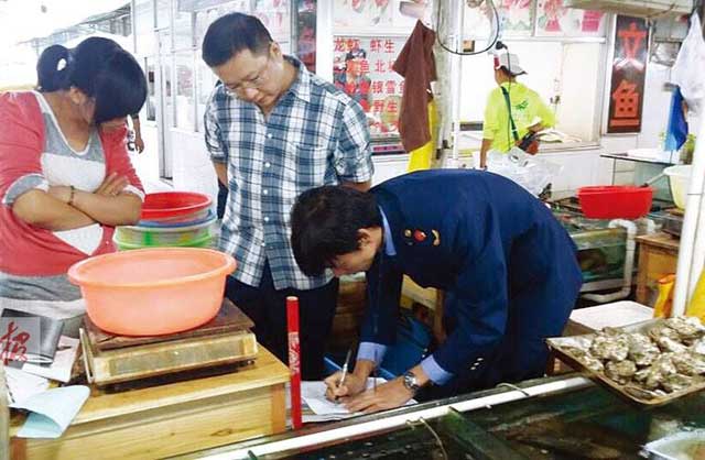 近日，三亞一海鮮店在電子秤上動手腳被行政拘留十五日并處一千元罰款