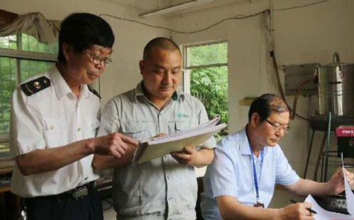 長(zhǎng)春某一小伙子送液化氣對(duì)地磅秤做手腳每次多賺一百多元