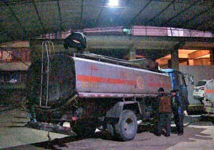 從化某油罐車(chē)非法收油過(guò)地磅稱重被警方抓獲