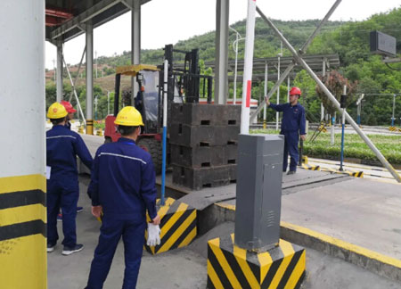 地磅校驗工作現(xiàn)場